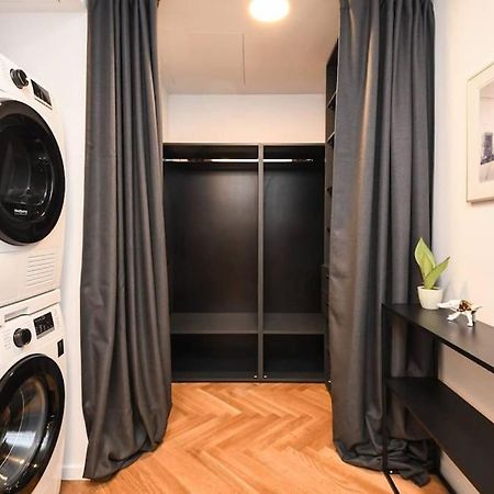 Skypark Luxury Apartment With Skyline View & Free Parking Bratislava Eksteriør billede