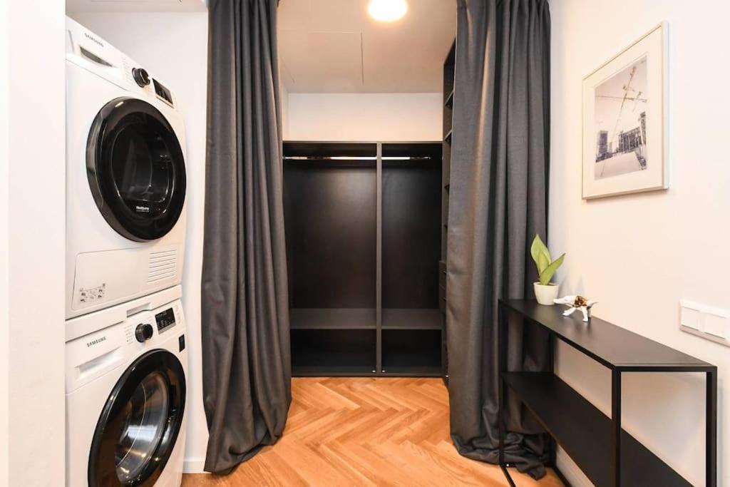 Skypark Luxury Apartment With Skyline View & Free Parking Bratislava Eksteriør billede