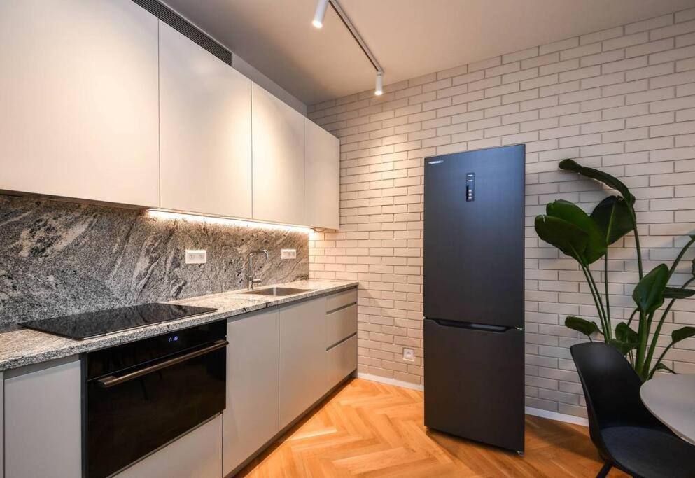 Skypark Luxury Apartment With Skyline View & Free Parking Bratislava Eksteriør billede