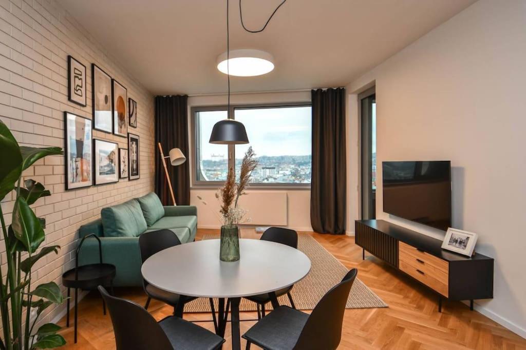 Skypark Luxury Apartment With Skyline View & Free Parking Bratislava Eksteriør billede