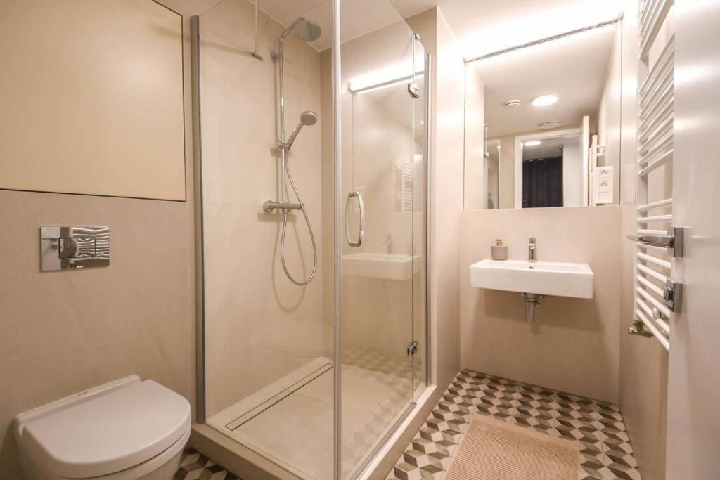 Skypark Luxury Apartment With Skyline View & Free Parking Bratislava Eksteriør billede