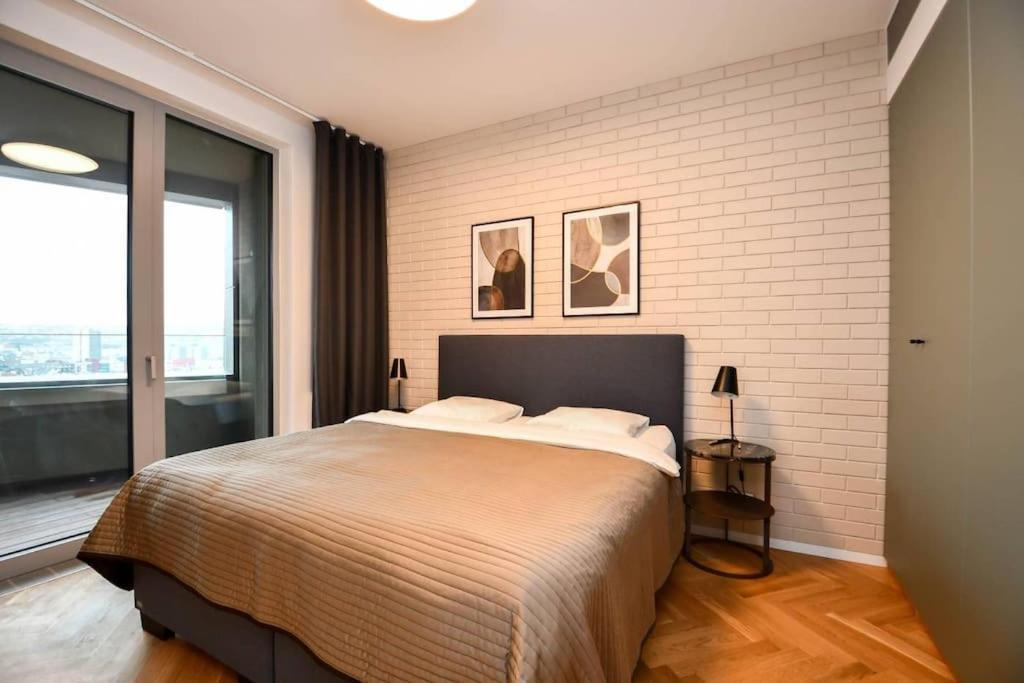 Skypark Luxury Apartment With Skyline View & Free Parking Bratislava Eksteriør billede