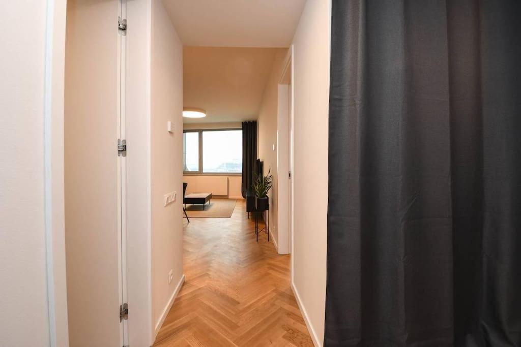 Skypark Luxury Apartment With Skyline View & Free Parking Bratislava Eksteriør billede
