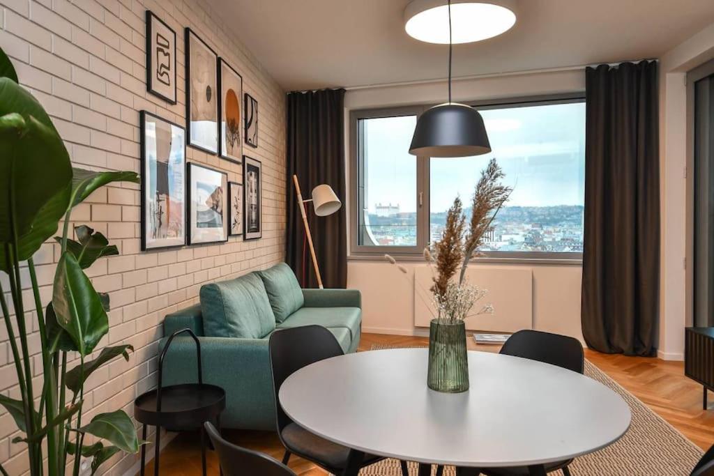 Skypark Luxury Apartment With Skyline View & Free Parking Bratislava Eksteriør billede