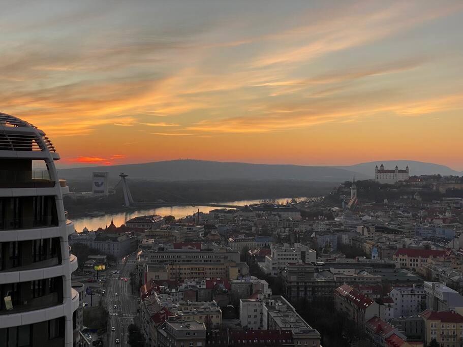 Skypark Luxury Apartment With Skyline View & Free Parking Bratislava Eksteriør billede