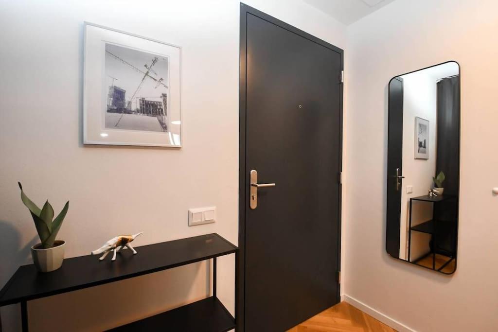 Skypark Luxury Apartment With Skyline View & Free Parking Bratislava Eksteriør billede