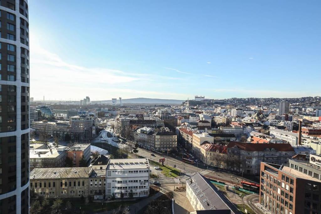 Skypark Luxury Apartment With Skyline View & Free Parking Bratislava Eksteriør billede
