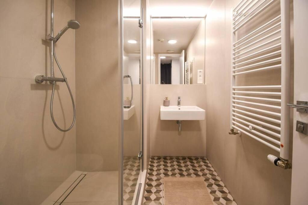 Skypark Luxury Apartment With Skyline View & Free Parking Bratislava Eksteriør billede