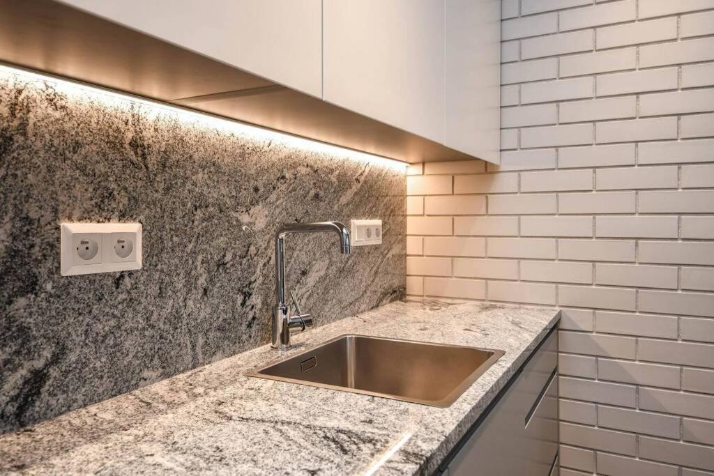 Skypark Luxury Apartment With Skyline View & Free Parking Bratislava Eksteriør billede