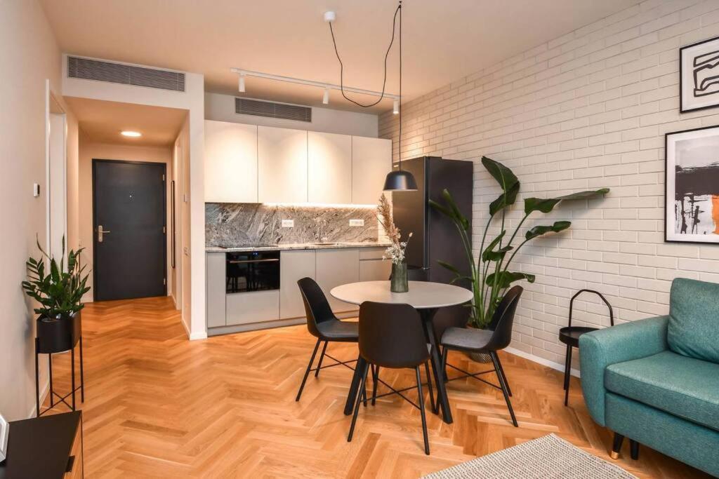 Skypark Luxury Apartment With Skyline View & Free Parking Bratislava Eksteriør billede