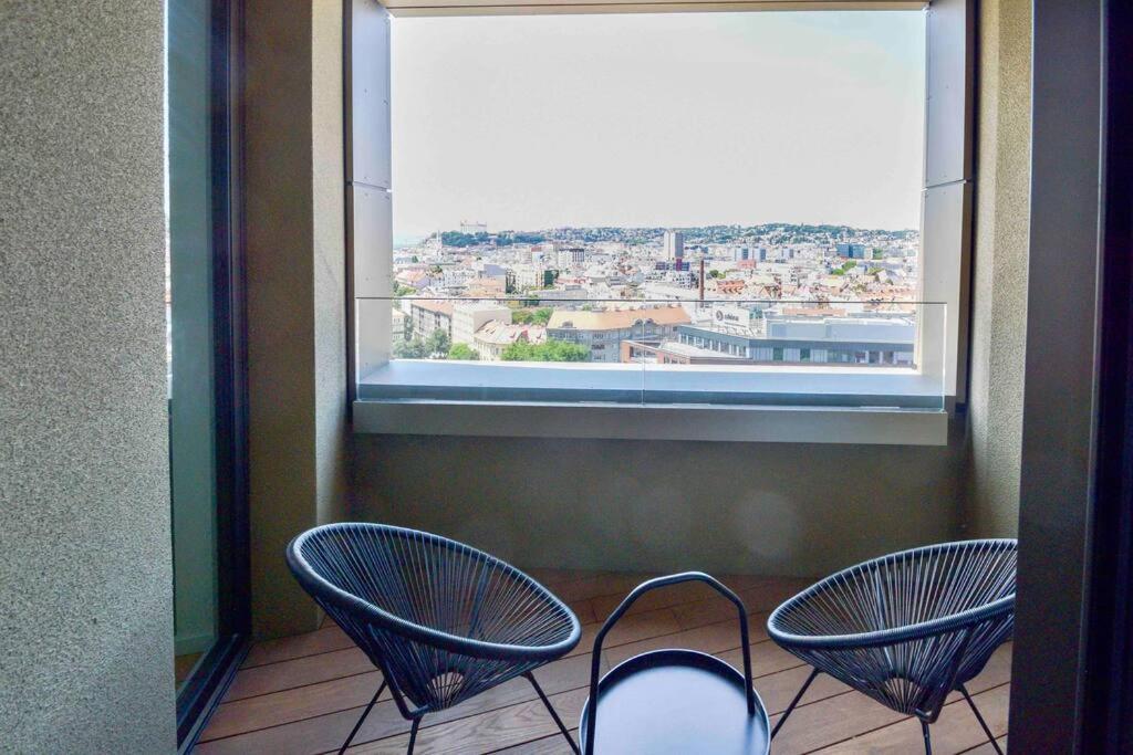 Skypark Luxury Apartment With Skyline View & Free Parking Bratislava Eksteriør billede